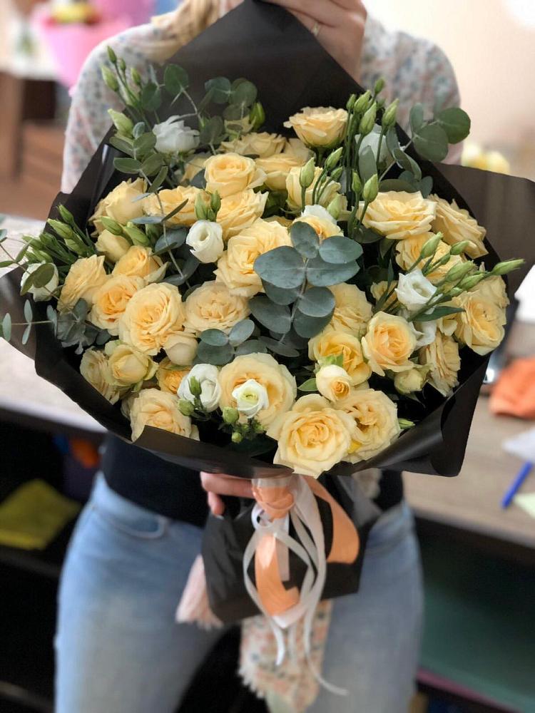 Букет цветов из: Розы и Лизиантусы в Каширском