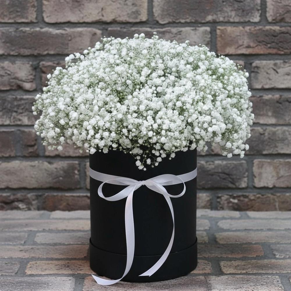 Цветочная композиция из Гипсофила в шляпной коробке в Каширском