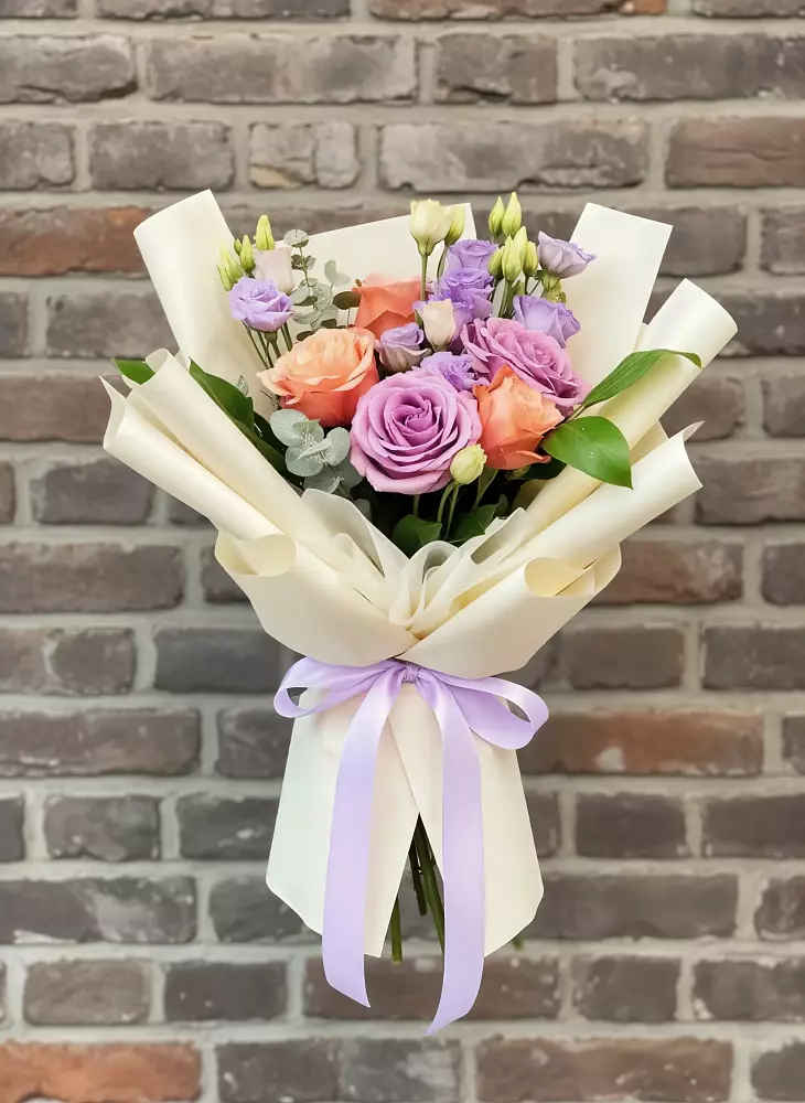 Букет цветов из: Лизиантусы и Розы в Каширском