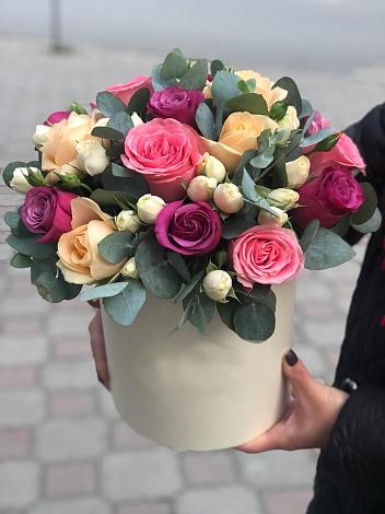 Цветочная композиция из Розы в шляпной коробке в Каширском