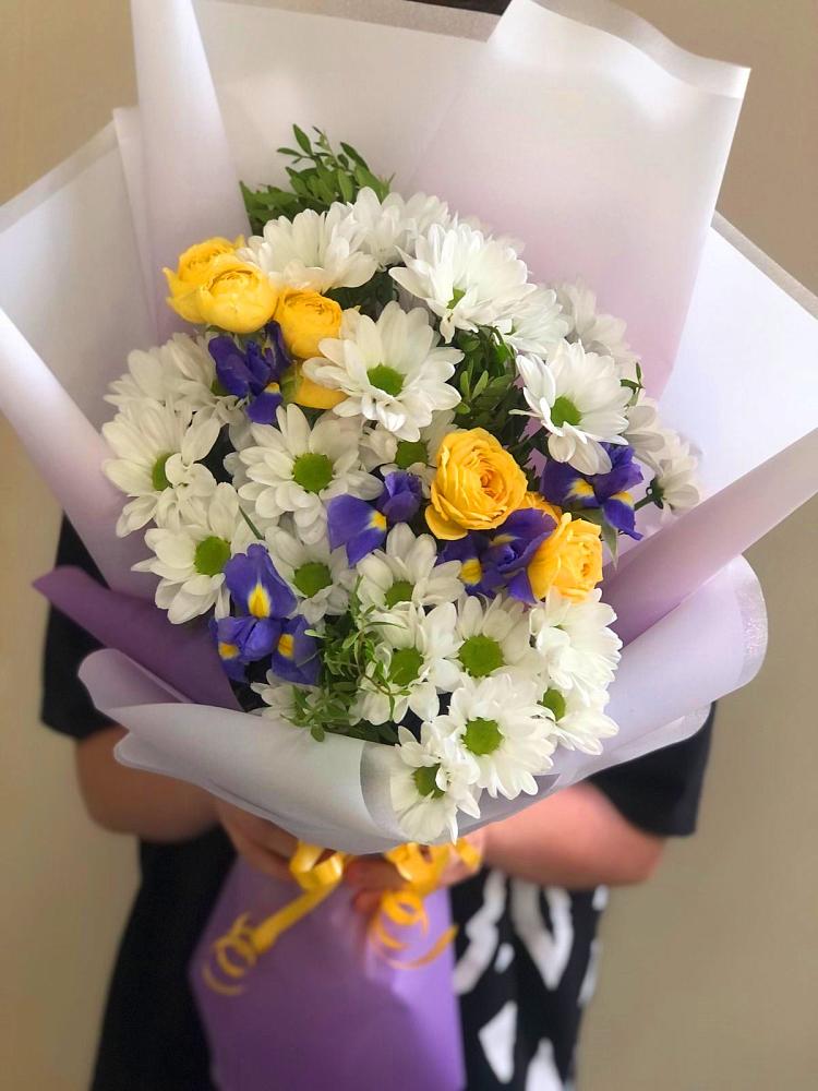 Букет цветов из: Ирисы, Хризантемы и Розы в Каширском