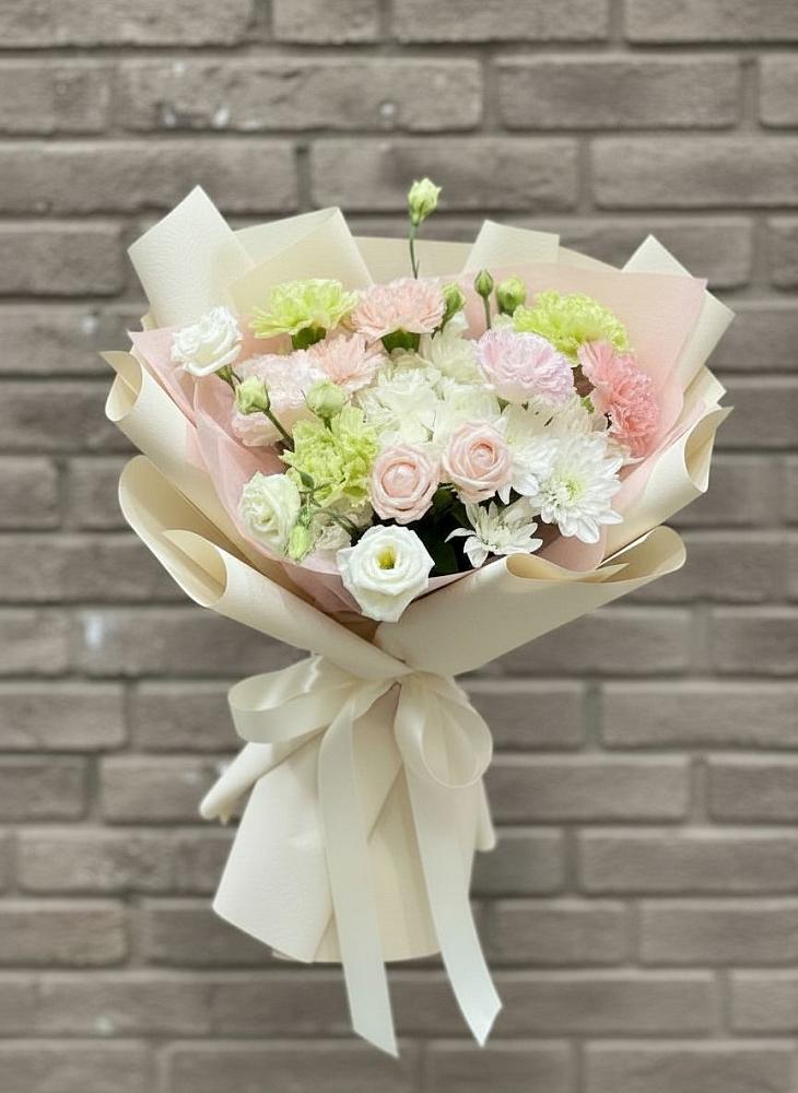 Букет цветов из: Гвоздики, Розы, Лизиантусы и Хризантемы в Каширском