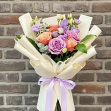 Букет цветов из:  Лизиантусы и Розы в Каширском