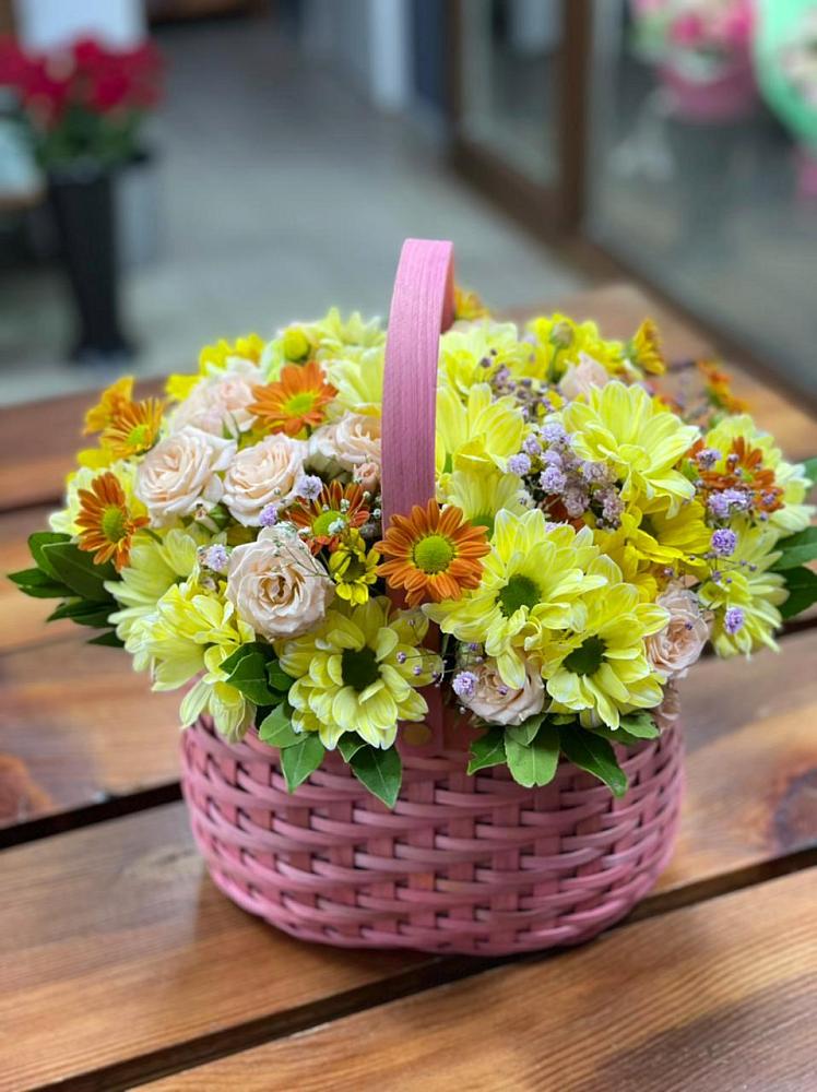 Цветочная композиция из Хризантемы и Розы в корзине в Каширском