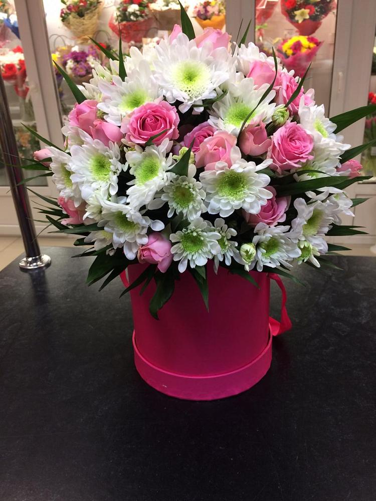 Цветочная композиция из Розы и Хризантемы в шляпной коробке в Каширском