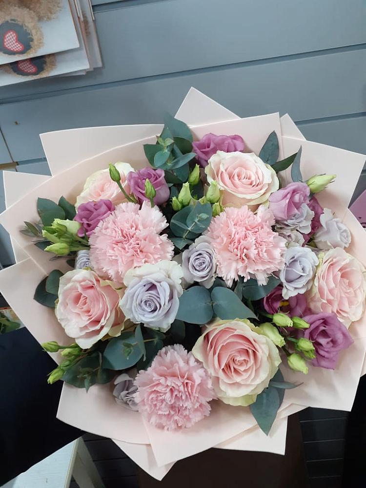 Букет цветов из: Розы, Гвоздики и Лизиантусы в Каширском