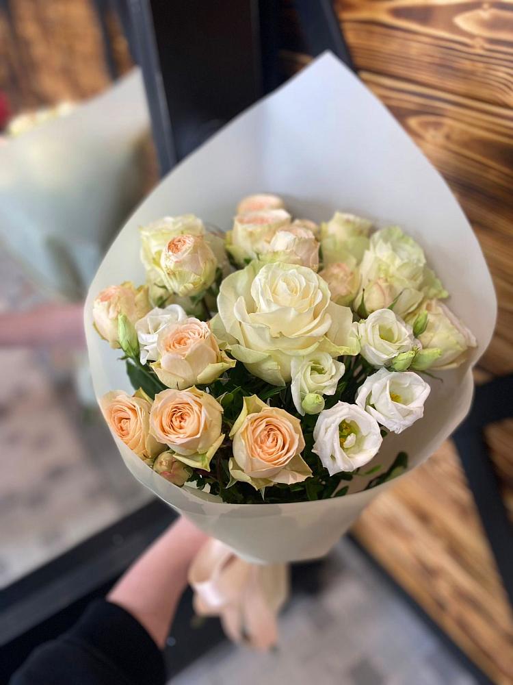 Букет цветов из: Розы и Лизиантусы в Каширском